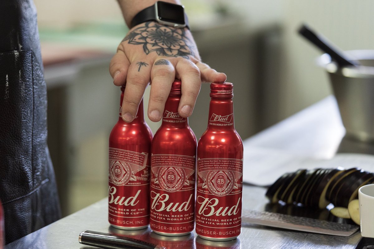 SugarNova's tweet photo. After an amazing day full of burgers and press, it’s time for a @budweiser... Or 3!! 🍻

#collaboration #lightuptheworldcup #beer #budweiser #budhotel #budstudios #moscow #chefdiegonl #russia #burgers #food #amazing #tattoo https://t.co/FloyvmNlWH