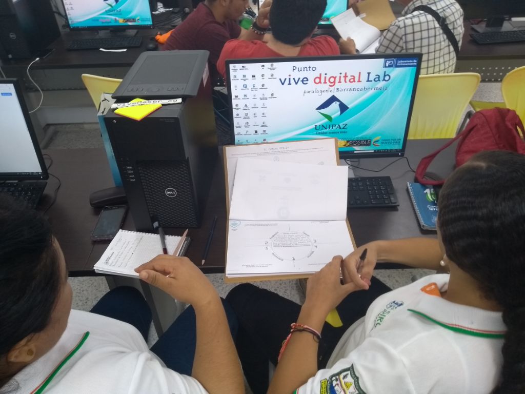 MafeCorreaE's tweet photo. Los #MakersPro iniciaron su entrenamiento técnico en internet de las cosas (#IoT) en el Punto #ViveDigitalLab de Barrancabermeja. Estos creadores recibirán un reto y se les entregarán las herramientas para que desarrollen una solución digital viable. https://t.co/rb4nuwXDoc