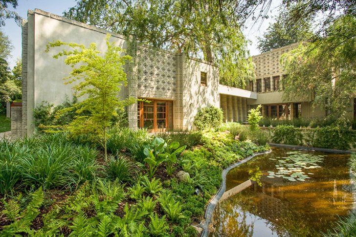 martolius's tweet image. Millard House (La Miniatura), en Pasadena, California.

Frank LLoyd Wrigth, 1923.

Es una de sus cuatro &quot;textile block houses&quot;, construcciones con bloques de hormigón superpuestos que se mimetizan con la naturaleza.

#JuevesDeArquitectura