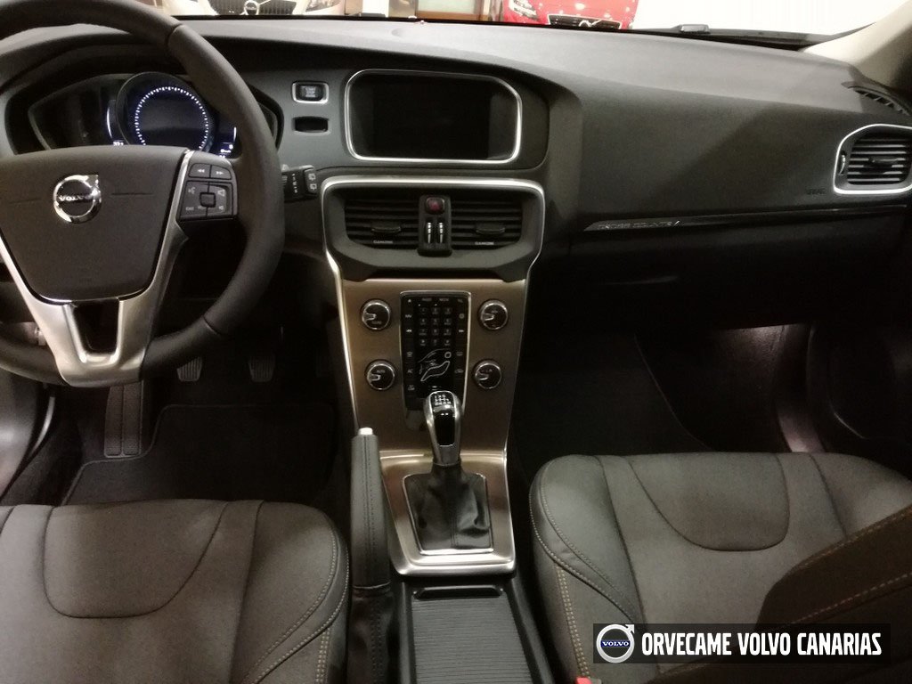 VolvoCanarias's tweet photo. ¡Nuevo #VolvoXC40 Cross Country, perfecto para superar cualquier obstáculo de tu día a día! https://t.co/jzp2sE3MPU 
Asistente parking trasero
Asistente salida en cuesta
Faros Full LED
Navegador
Control presión neumáticos
Control de velocidad
Navegador https://t.co/2P9JbKUmdg