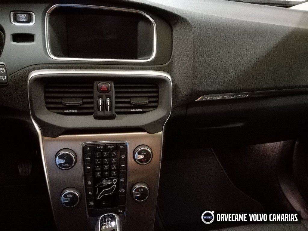 VolvoCanarias's tweet photo. ¡Nuevo #VolvoXC40 Cross Country, perfecto para superar cualquier obstáculo de tu día a día! https://t.co/jzp2sE3MPU 
Asistente parking trasero
Asistente salida en cuesta
Faros Full LED
Navegador
Control presión neumáticos
Control de velocidad
Navegador https://t.co/2P9JbKUmdg
