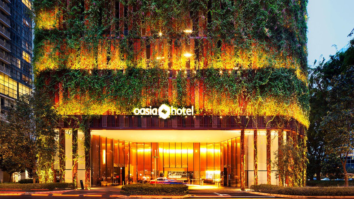 Imagine a world in which skyscrapers and industrial buildings become large vertical landscapes... Countries like #Singapore, where #green #architecture is increasingly popular, have seen positive effects on #biodiversity says <a href="/thedailybeast/">The Daily Beast</a>: thebea.st/2sSPHmu #biophilia