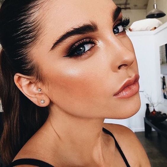 hdbrowsofficial's tweet photo. We can't help but think there's something quite villainous about these bold brows but we also can't help but love them. Are you a fan of this brushed up look 👍👎? #BrushedUpBrows #PowerBrows #BrowObsessed https://t.co/0BsQcoxNvR