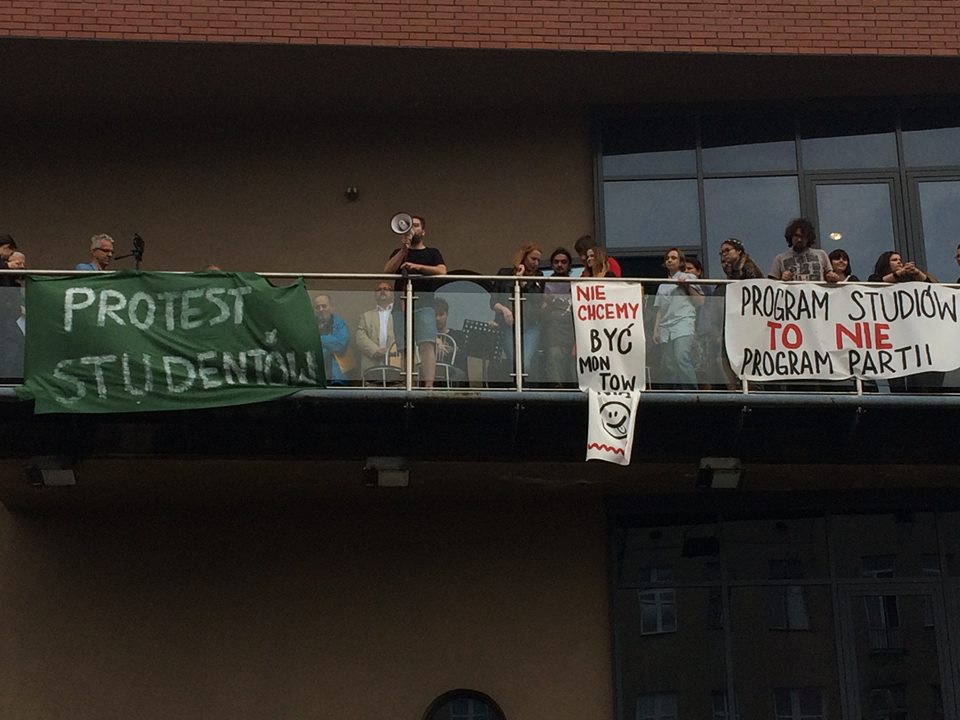ORPlodzki's tweet photo. Uniwersytet Łódzki dziś. Popieramy #ProtestStudentow przeciwko #Ustawa20 Protest zakończony koncertem, najtwardsi zostają na noc. Brawo uczelnie, brawo studenci, brawo akademicy! https://t.co/OQuTNu3CMN