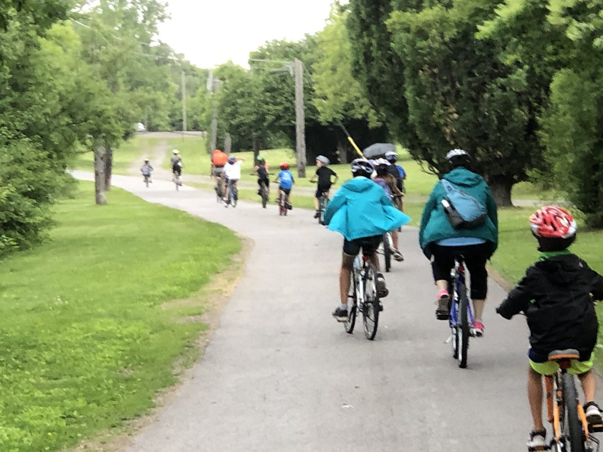 Cm2bClaudel's tweet photo. Sortie #vélo 🚴‍♂️ des #CM2 malgré la pluie. Donc, on n’hésite pas à se mouiller dans les jeux d’eau. #sécuritéroutière @cm2_rouge @cm2_vert @lyceeclaudel @aefeinfo @IEN_AEFE_FISNA @unss https://t.co/7aE82UoQMs