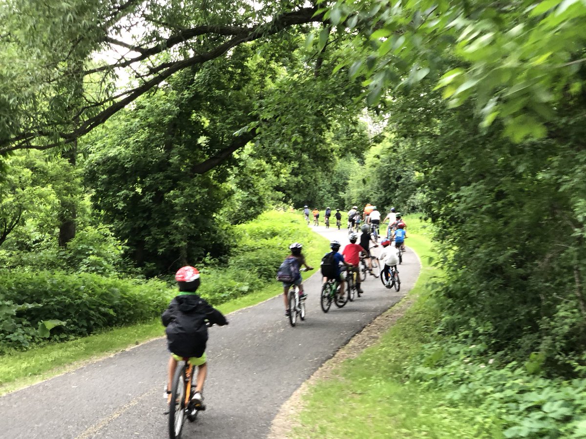 Cm2bClaudel's tweet photo. Sortie #vélo 🚴‍♂️ des #CM2 malgré la pluie. Donc, on n’hésite pas à se mouiller dans les jeux d’eau. #sécuritéroutière @cm2_rouge @cm2_vert @lyceeclaudel @aefeinfo @IEN_AEFE_FISNA @unss https://t.co/7aE82UoQMs