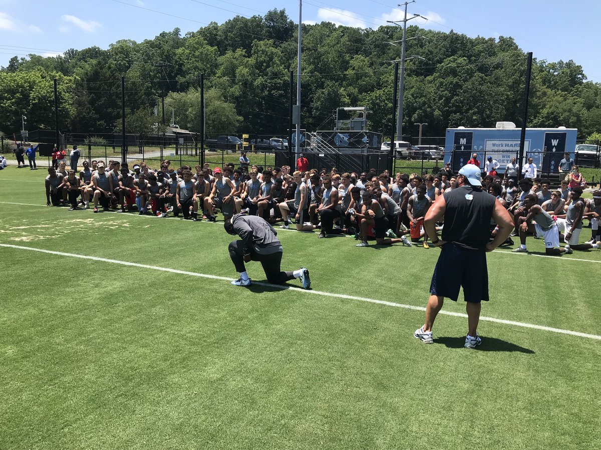 The art of the start! Coach Lou and Coach Blue teaching the young guys the 40 set up at camp today. #BlueSpeed <a href="/BlueONBlue_15/">A.J. Blue</a>
