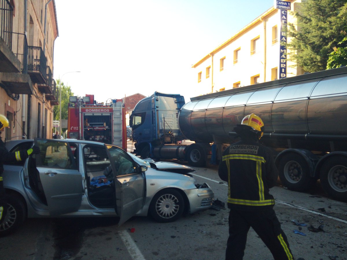 guadalajarafm's tweet image. #Accidente de #tráfico en la N-211 entre un camión cisterna y un turismo en #Maranchón. El conductor de #turismo atrapado fue rescatado por bomberos y estabilizado por la #UVI móvil. Se desconoce su estado. Ha sido trasladado al #Hospital de #Guadalajara. @CEISGuadalajara #112