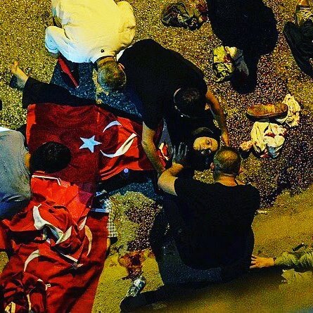 SIskender6161's tweet photo. Bu millet kanı ile bayrağını yaptı o bayrak ona yeri geldi kefen oldu vatanını kitabını o kandan yapılmış bayrağa sarıp korudu #unutma #15temmuz https://t.co/ZqP3jTGmKR