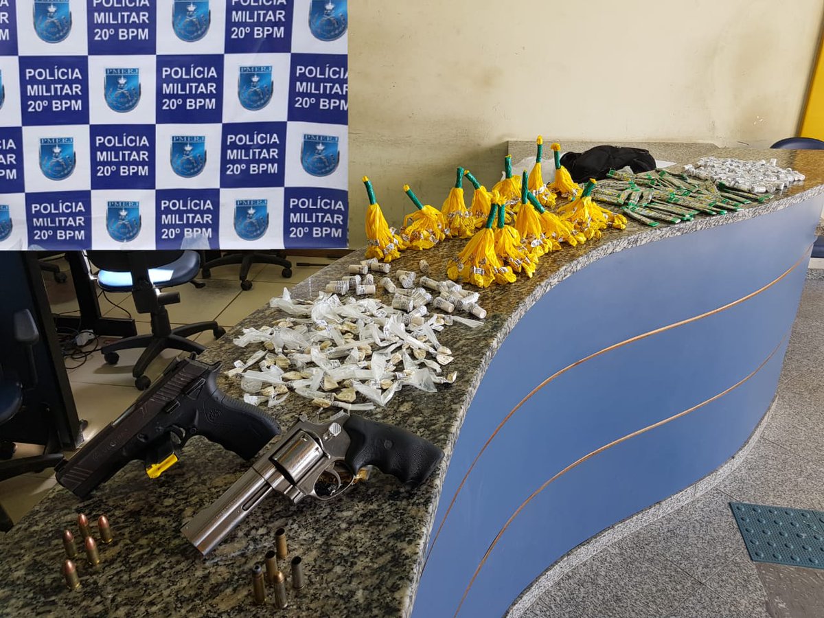 PMERJ's tweet photo. #20BPM neutraliza criminosos que atacaram a tiros policiais que estavam em patrulhamento no interior da comunidade do Buraco Do Boi. Com os bandidos, uma pistola, um revólver, farta quantidade de drogas e um rádio transmissor foram apreendidos. Ocorrência na #53DP. #PMERJ 🚔🚔 https://t.co/8roEXhpnj2