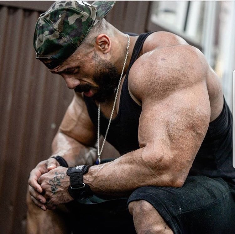 لا يهمني أن اكون شخص كامل 
يكفيني أن اكون شخص لا ينافق ، لا يخون ، لا يجامل 
ولا يعرف الناس وقت الحاجة .