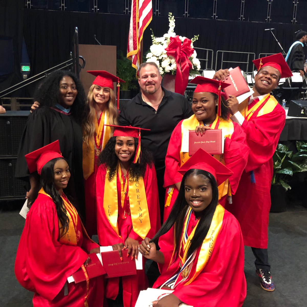 DBHSClassOf18's tweet image. Congratulations to all graduates and good luck in your future endeavors #foreverabuck ❤️💛