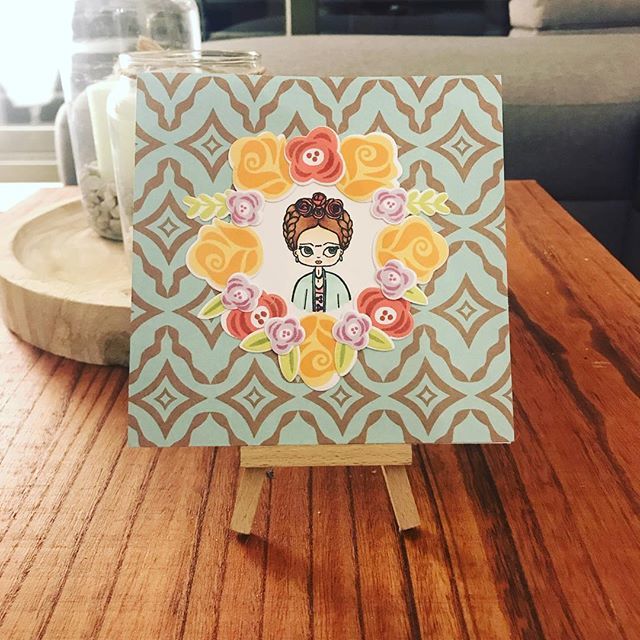 comolohagoDIY's tweet photo. Estoy enamoradísima de los #sellos Fab Flowers de @lawnfawn y si los combinas con el de #frida de @sweetmomabcn el resultado es precioso! 🌺🥀🌹🌷💐 https://t.co/XyOGjW692S