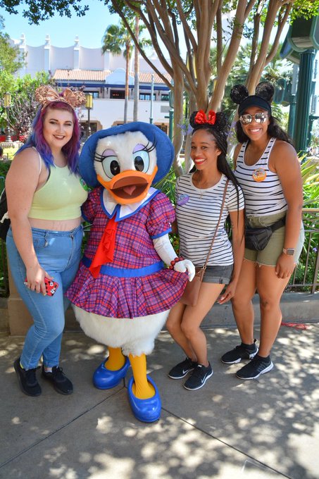 Disneyland with the best 🌻 https://t.co/XUIJ6lYRN9