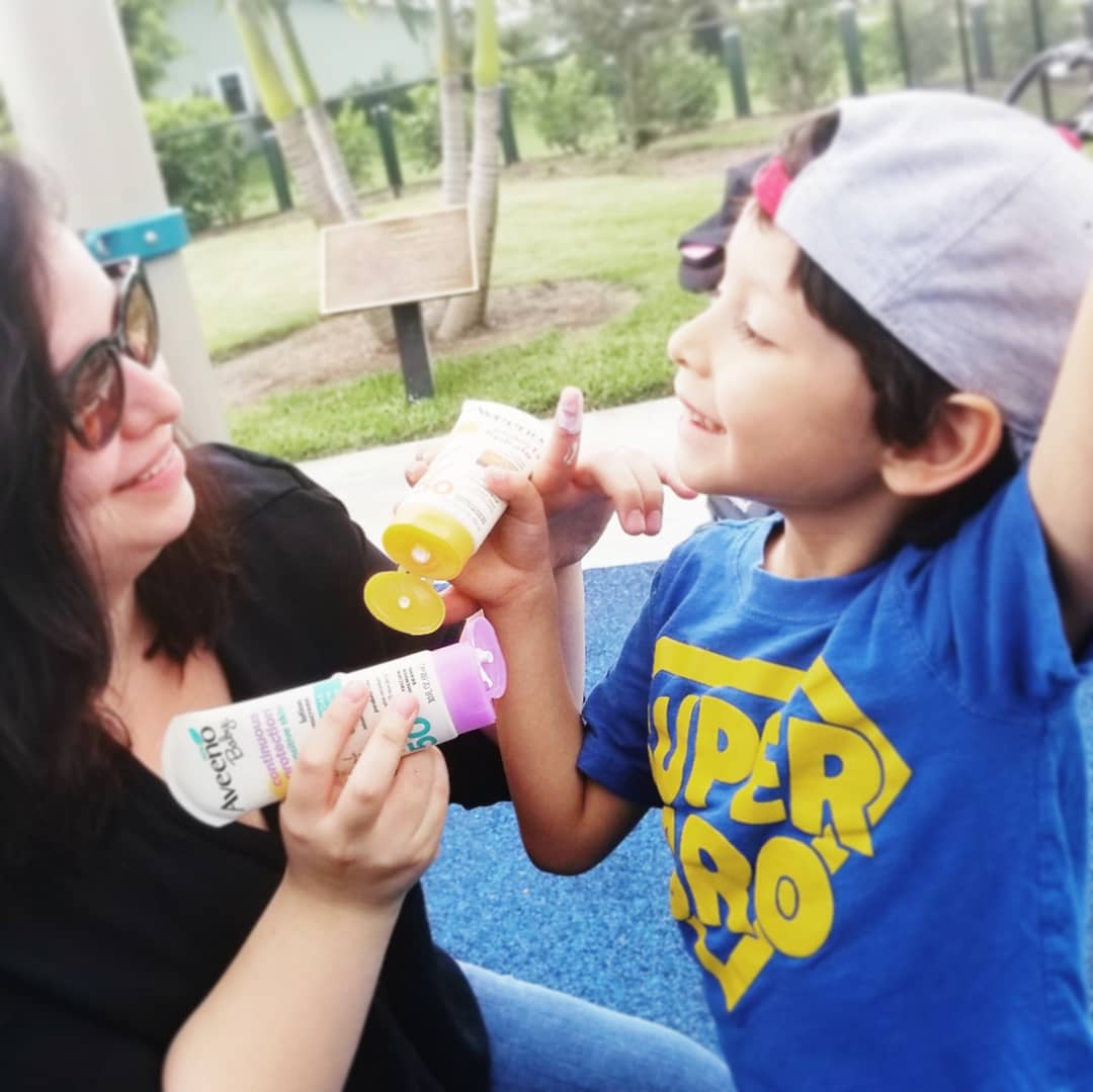 #AD Tus niños recuerdan tu ejemplo, entonces, ¿por qué no inculcar el hábito de la protección solar? <a href="/AveenoUS/">Aveenous Cream</a> cuida su delicada piel sin causar irritación hasta en los días más calurosos. ¡El complemento perfecto para el🌞de verano, mamá! #SunnyMoments #Aveeno #belleza