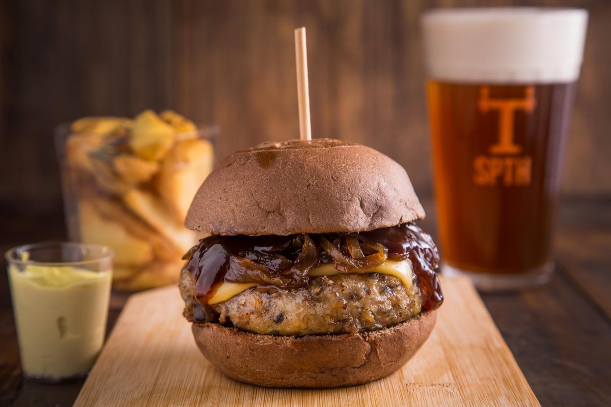 spthouse's tweet photo. O Veg Barbecue é um hambúrguer de arroz multigrãos e combinado especial de cogumelos, queijo, molho barbecue caseiro e cebola caramelizada no pão australiano.
E ainda harmoniza com Porter, American Pale Ale e Altbier. Vem pra Tap House! 

#taphouse #cervejasartesanais  #cervejas https://t.co/X3X7oyI6ur