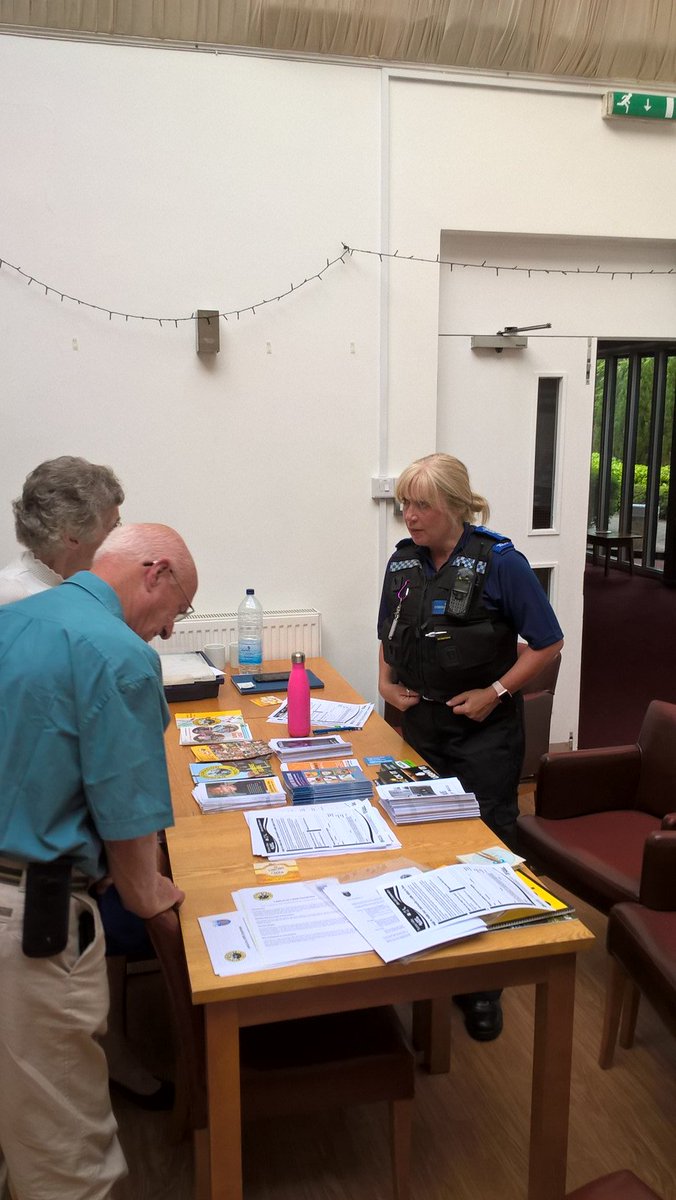 tvp_mk's tweet photo. Good turn out tonight for a talk to residents of Bancroft Park about NHW arranged by PCSO #C7039 Rogers, supported by PCSO #C9677 & Neighbourhood Supervisor PC #P968 Scheme will be active shortly https://t.co/tXPbc8EhYQ https://t.co/dY8jYxgPcS