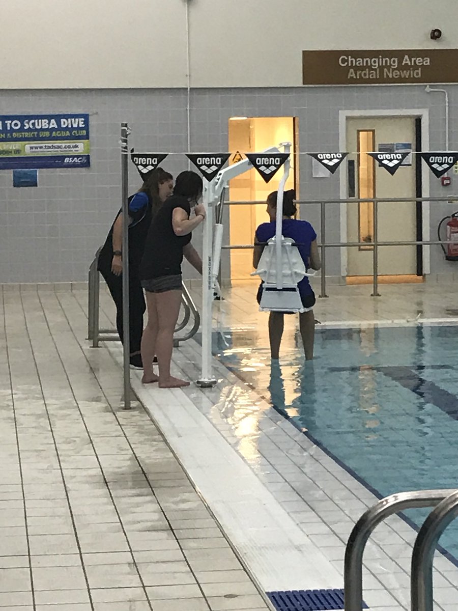 AMPTrainingLtd's tweet photo. Staff training no2. @TorfaenLeisureT #oxfordhoist #spinalturns #Strongteam #Speedswims https://t.co/7tEfBbFIBP