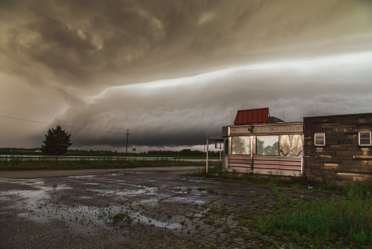alexpaulphoto's tweet photo. The sky is angry.

Nothing beats a midwestern storm. 

⛈ https://t.co/NFwpuNg80R