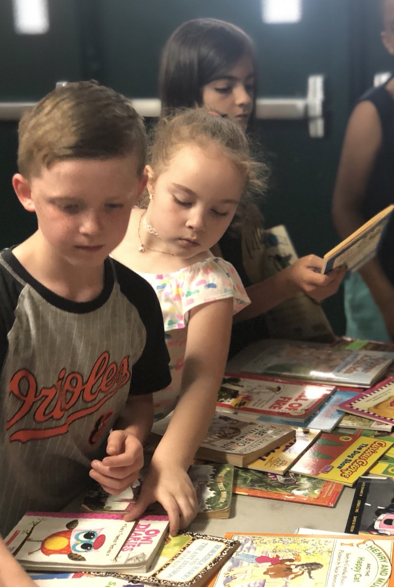 GrangeES's tweet photo. Shopping for “new to me” at the @GrangeES summer book swap! #grangereads #kidsneedbooks #summerreading https://t.co/zlOo9JgykQ