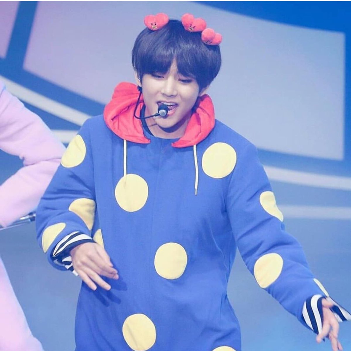 hobihoseokk's tweet photo. I can’t handle this y’all @BTS_twt #5thFlowersPathWithBTS https://t.co/ADroWTIF0Y