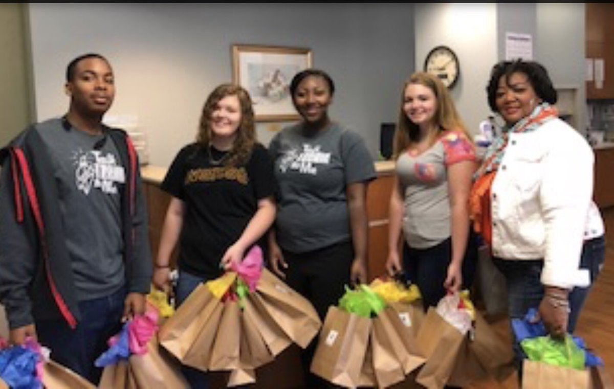 abrown_audrey's tweet photo. SVHS NTHS delivered 50 Care bags to the Cancer Center at Maria Parham Hospital yesterday. We had a great time and we even had help from one of our fav moms and volunteers Ms. Evans #RaiderPride #VanceCoProud #NTHS #CTEWORKS https://t.co/oNlymtvrjW