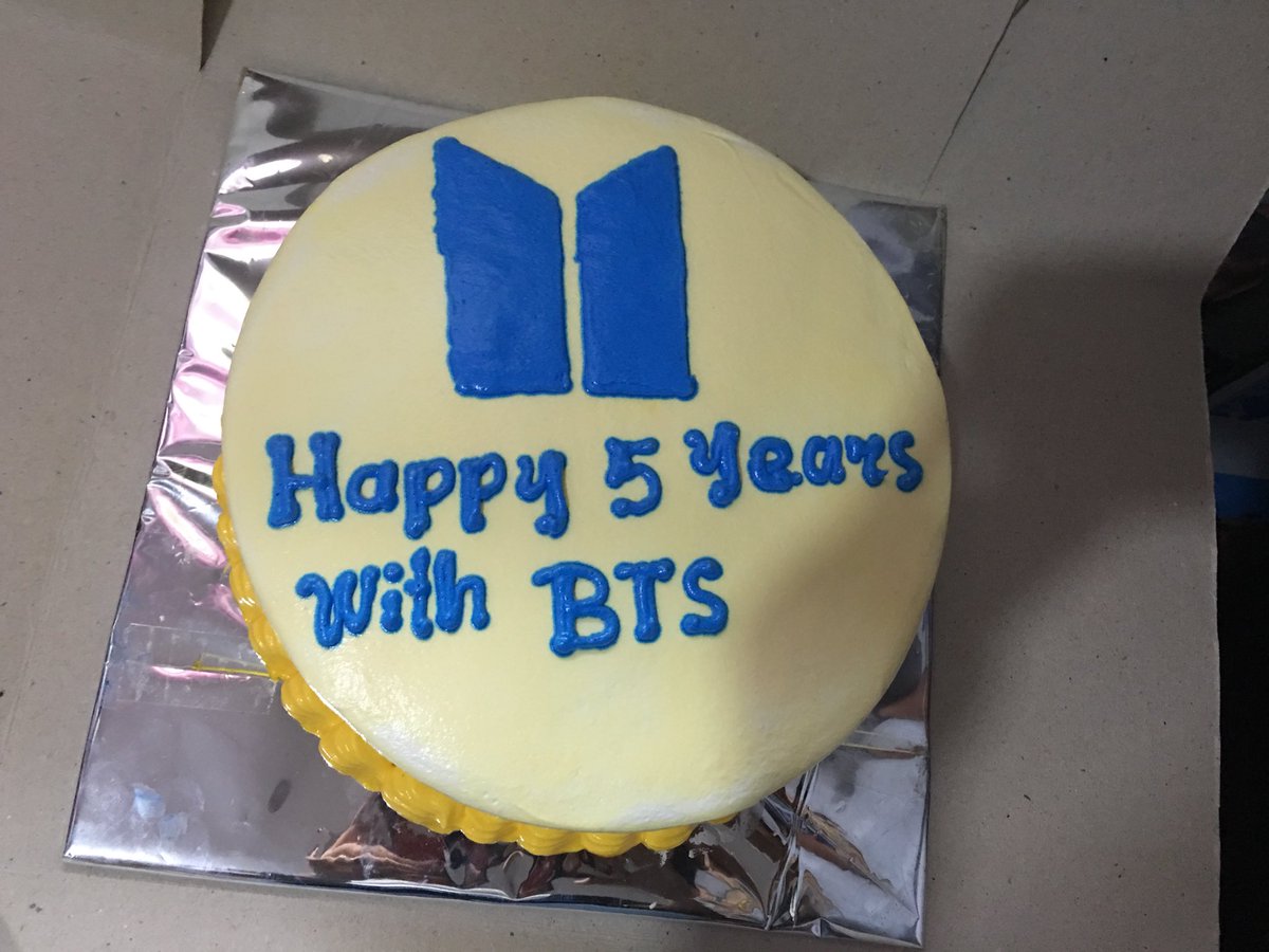 rickyganda_'s tweet photo. Celebrating 5th anniversary💜sorry late upload😿@BTS_twt #5thFlowersPathWithBTS https://t.co/9peTWYmAX5