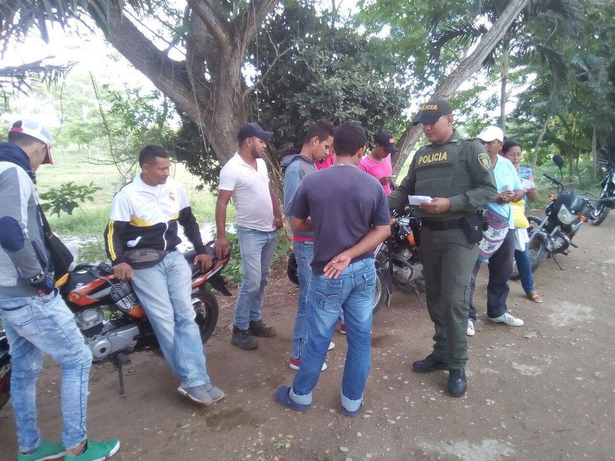 AlcaldiaMomil's tweet photo. CAMPAÑA CONTRA ACCIDENTES DE TRÁNSITO
La Policia Nacional Estación Momil realizó hoy campaña contra muertes en ACCIDENTES DE TRANSITO, donde se  impartieron recomendaciones a los conductores, con el fin de evitar los homicidios y lesiones en accidentes de transito.
@PoliciaDECOR https://t.co/Y2AWjbxNLa