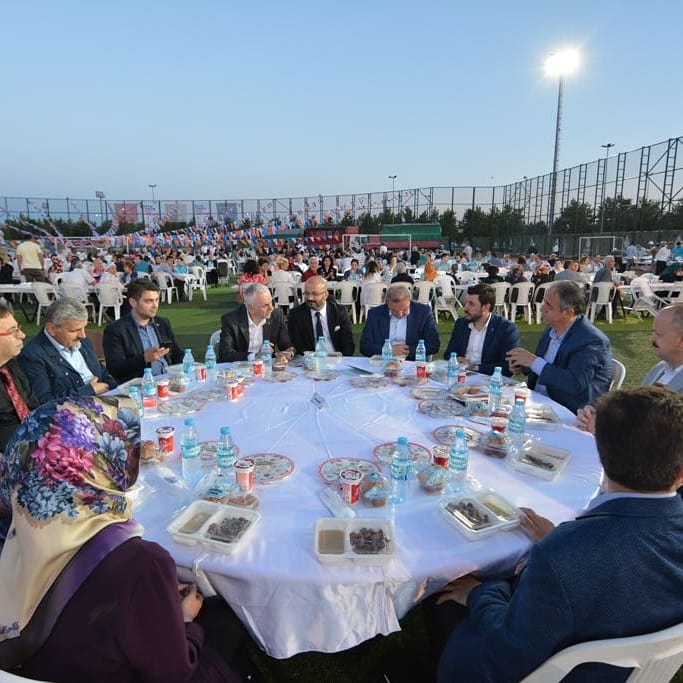 serdardenizmen's tweet photo. Maltepe orhangazi şehir parkında teşkilatımızın vefa iftarını genel başkan yardımcımız @erolkaya_ist ve 1.bölge milletvekilimiz @HulusiSenturk ün katılımları ile gerçekleştirdik. @osmantomakin52 @bayramsenocak @mustafaatas @abuyukgumus https://t.co/W3QLNzbe5r