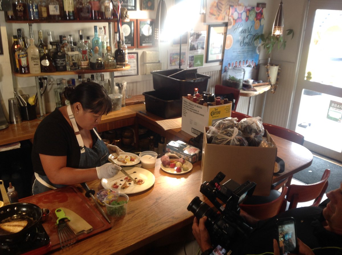 HIGoodEnergy's tweet photo. Tune into @hinowdaily tomorrow to see @KokoHeadCafe’s @leeannewong prepare a special off-menu fish dish.
#InspiredKitchen https://t.co/QDcj3j5a5q