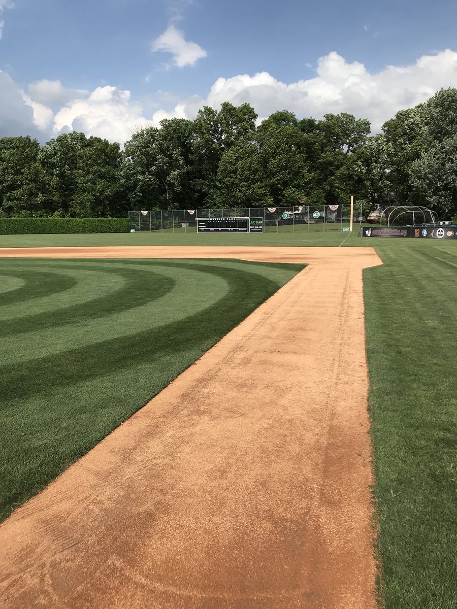 andygossel8's tweet photo. Re-edging the infield this week - still have cleanup to do yet. #edgeweek @ATSSportsTurf https://t.co/fuXldIYJHn