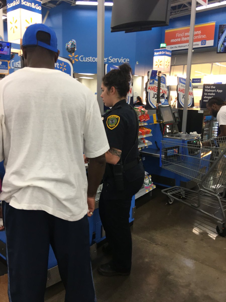 djpastelito's tweet photo. We need more officer like her! Help out this citizen out after been rob from his belonging #blessthis officer https://t.co/94GgX1taPX