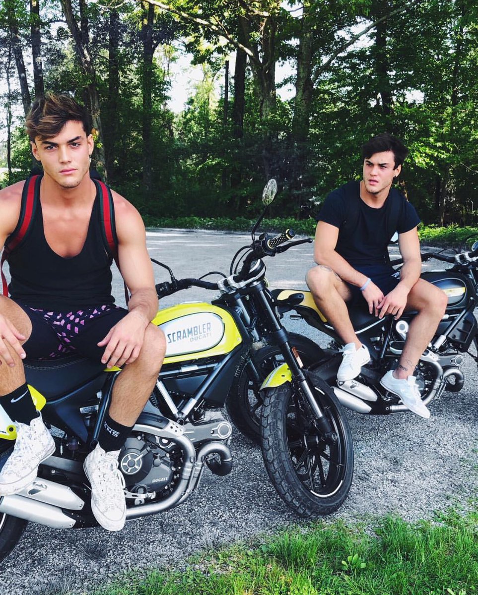 imelizabethp's tweet photo. I nominate @EthanDolan @GraysonDolan for #ChoiceMaleWebstar, #ChoiceComedianWebstar #ChoiceComedian #ChoiceTwitter #ChoiceYoutuber u deserve it ❤️❤️@TeenChoiceFOX @TeenChoiceFOX https://t.co/ZKbfEu6TQD