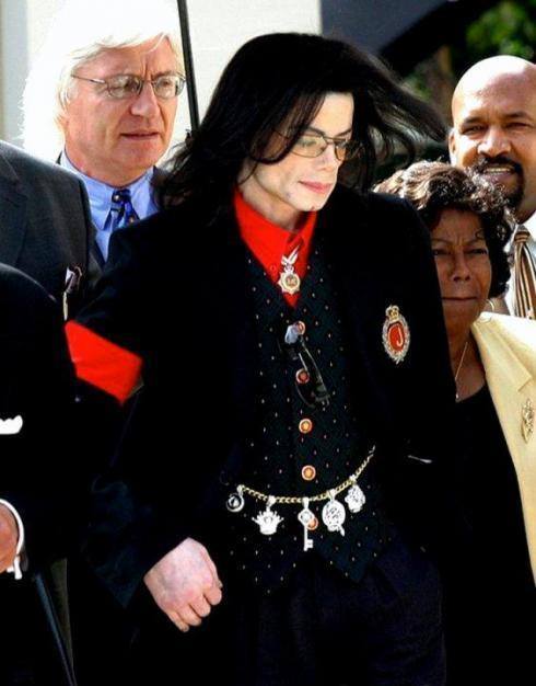 missteecotton's tweet image. How handsome @michaeljackson looked that day. I've always loved him when he wears red and black. #VictoryDay #alwaysinnocent #loveuboo #kingofpop