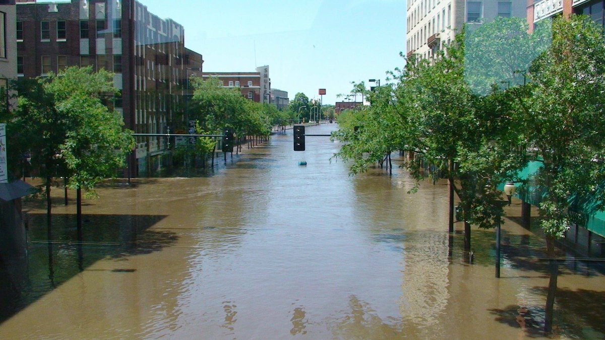 ShiveHattery's tweet photo. The Cedar River crested at 31.12 feet (19 feet above flood stage) at 10:15 a.m. on Friday, June 13, 2008. Hard to believe it's been 10 years since the Iowa floods hit. https://t.co/3VWbt3BDRW