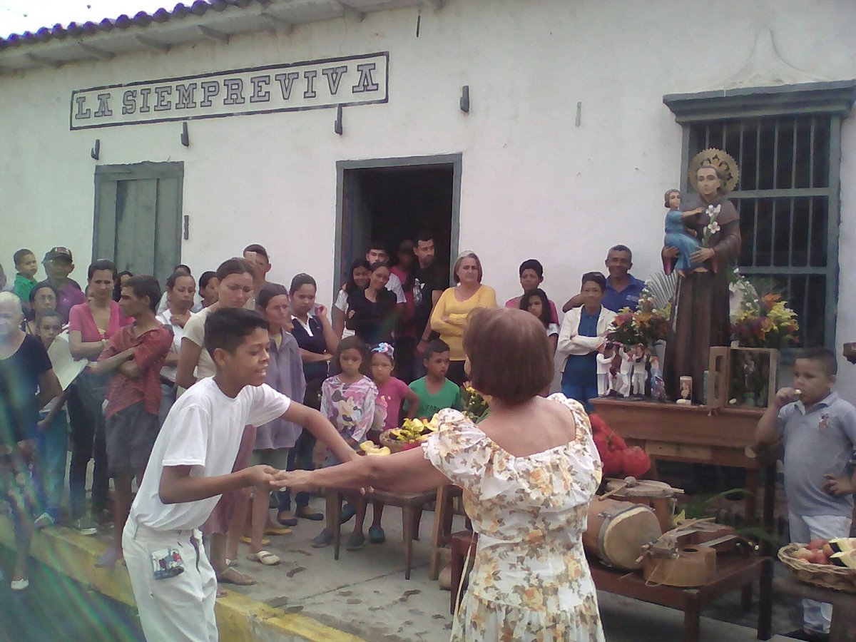 AlcOrlMiranda's tweet photo. Saludamos a la Flia Morales en casa La Siempre Viva que cada Año honran a #SanAntonio desde el Municipio Jiménez https://t.co/4U48VMWuo2