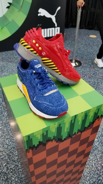 Aruku64's tweet photo. Zapas de Sonic y Knuckles, puesto de información en mueble arcade, mini juego de lanzamiento de huevo frito en vivo. #E32018 #E3AKB https://t.co/HvGN8qYnTg