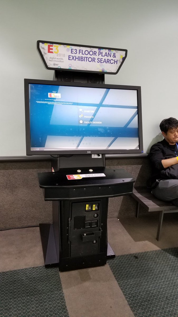 Aruku64's tweet photo. Zapas de Sonic y Knuckles, puesto de información en mueble arcade, mini juego de lanzamiento de huevo frito en vivo. #E32018 #E3AKB https://t.co/HvGN8qYnTg