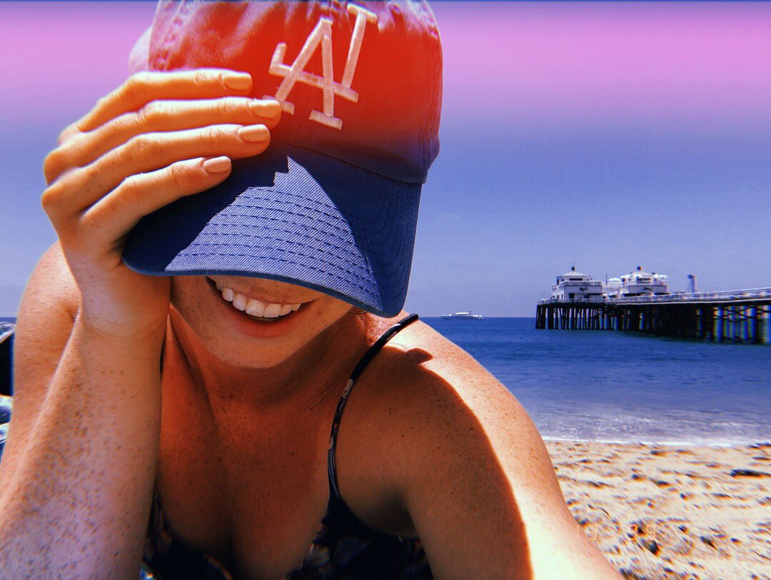 _callmetia_'s tweet photo. malibuuuu 🍍 https://t.co/XzaYxISMVi