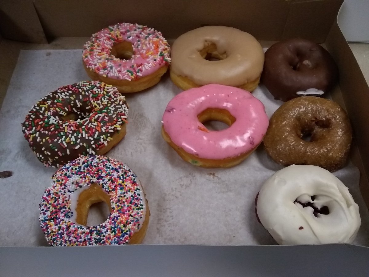 LillieDeans's tweet photo. #doughnuts brought by the boss contain no calories right? 😋😋😋 #holeinonedonuts #foodporn #photograghy https://t.co/1RKNZdMXm1
