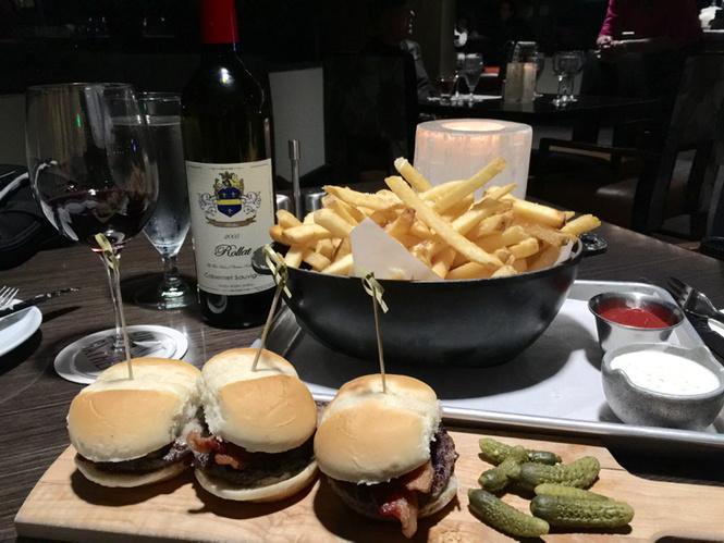 jesusgherrera28's tweet photo. Catando y Comiendo #Rollat #CabernetSauvignon #WallaWalla valley y Sliders #NYSommeliers #Wines #Vinos #Vinefilos #NYSommeliers #NYfoodies #Agradecidos #Grateful π·ππ·ππ·ππ· https://t.co/RUDaZEAh7U