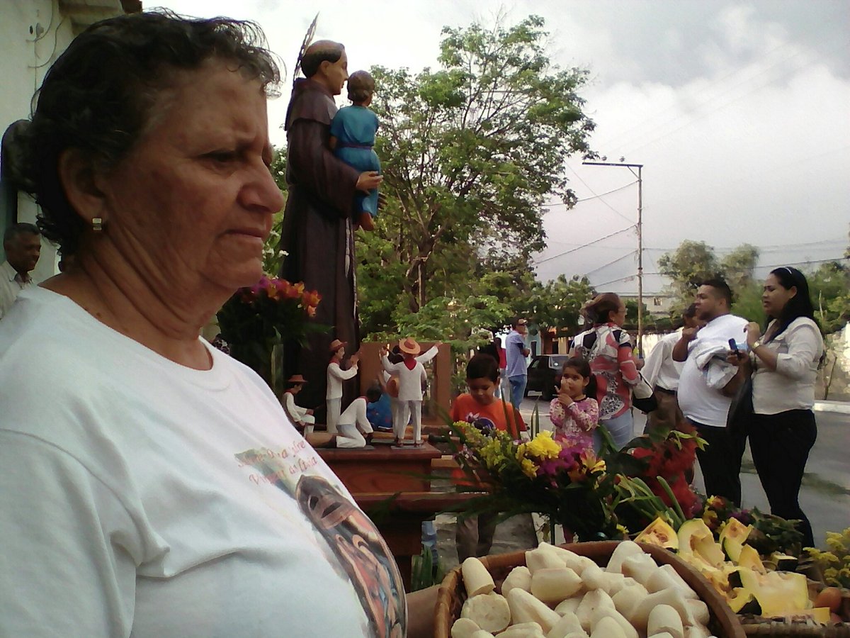 AlcOrlMiranda's tweet photo. Saludamos a la Flia Morales en casa La Siempre Viva que cada Año honran a #SanAntonio desde el Municipio Jiménez https://t.co/4U48VMWuo2