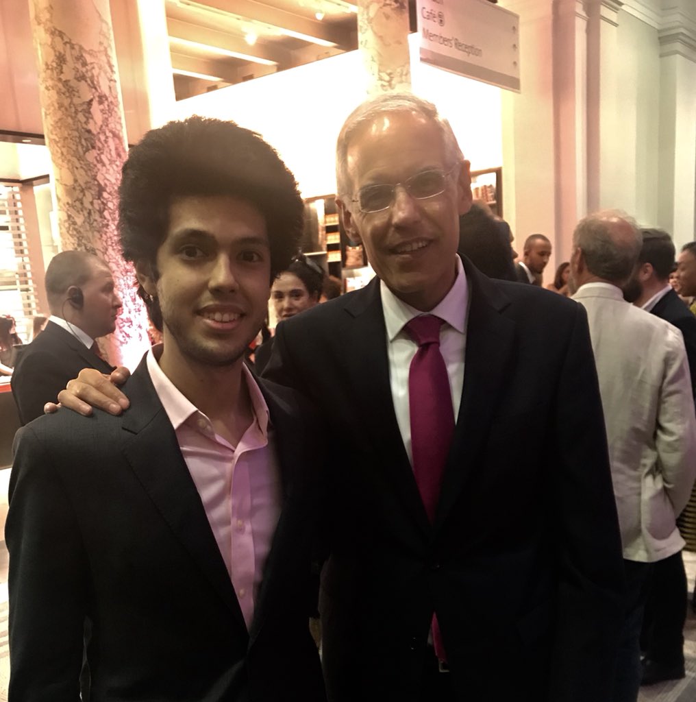 JulianVenturaV's tweet photo. Un gusto ver a  @eandrademusic y Alinka Echeverría, dos talentosos mexicanos triunfando en el Reino Unido, en la inauguración de la exposición sobre #FridaKahlo en el museo @V_and_A #OrgulloMexicano 🇲🇽🇬🇧 https://t.co/FHzbkVpRg7