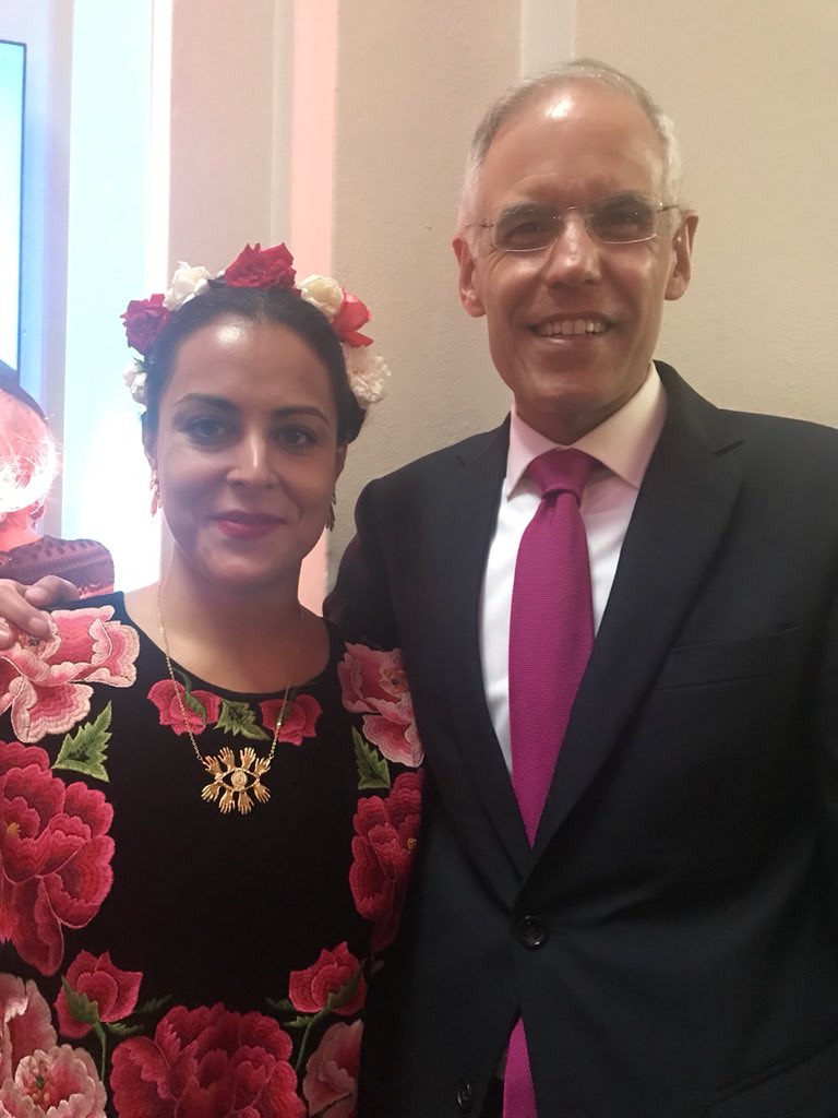 JulianVenturaV's tweet photo. Un gusto ver a  @eandrademusic y Alinka Echeverría, dos talentosos mexicanos triunfando en el Reino Unido, en la inauguración de la exposición sobre #FridaKahlo en el museo @V_and_A #OrgulloMexicano 🇲🇽🇬🇧 https://t.co/FHzbkVpRg7