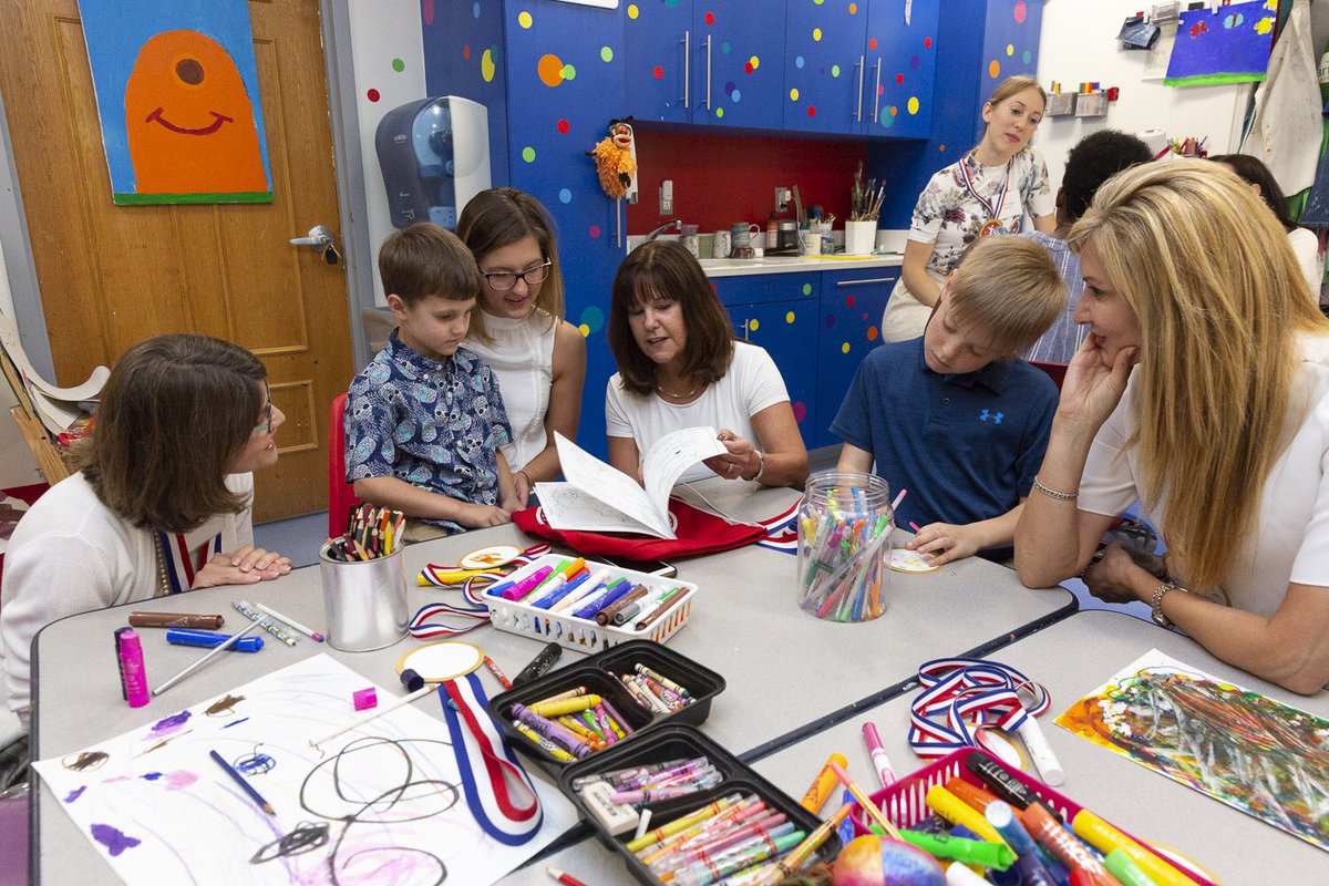 SecondLady45's tweet photo. Heard some amazing stories about #arttherapy helping pediatric patients who participate in @tracyskidsdc art therapy program at @MedStarGUH. Some members of the Congressional Club joined me to get an up-close look at art therapists in action. Great visit! https://t.co/zuBJGbbzLK
