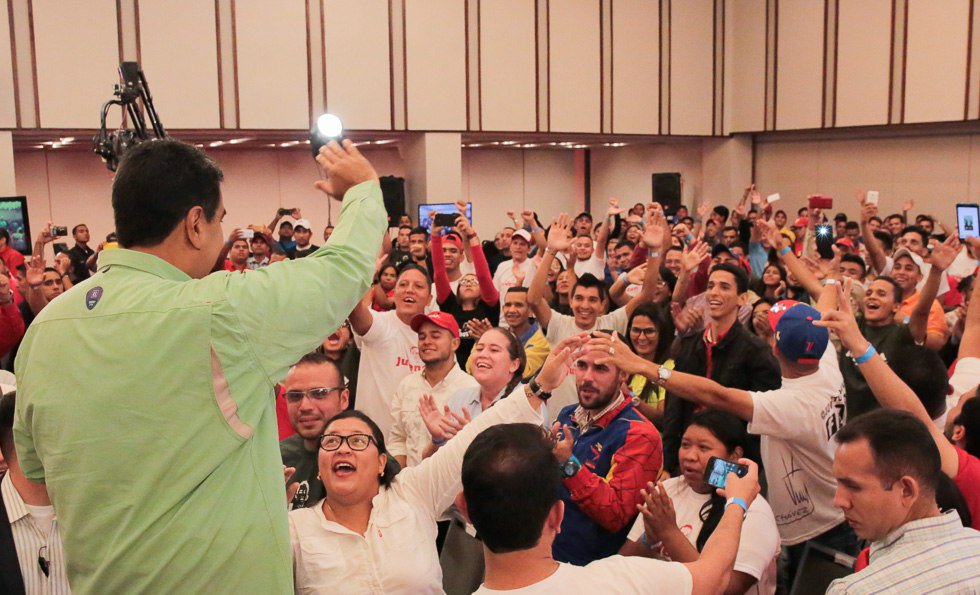 mindeporte_ve's tweet photo. #LoDijo || Pdte. @NicolasMaduro “Quiero hacer un gobierno de la juventud y quiero que lo más brillante de la juventud venga a ocupar puestos de mando fundamentales en las empresas del Estado, en los ministerios, a todo nivel”, expresó el jefe de Estado. #PazParaAvanzar https://t.co/ssiYdfuo0P