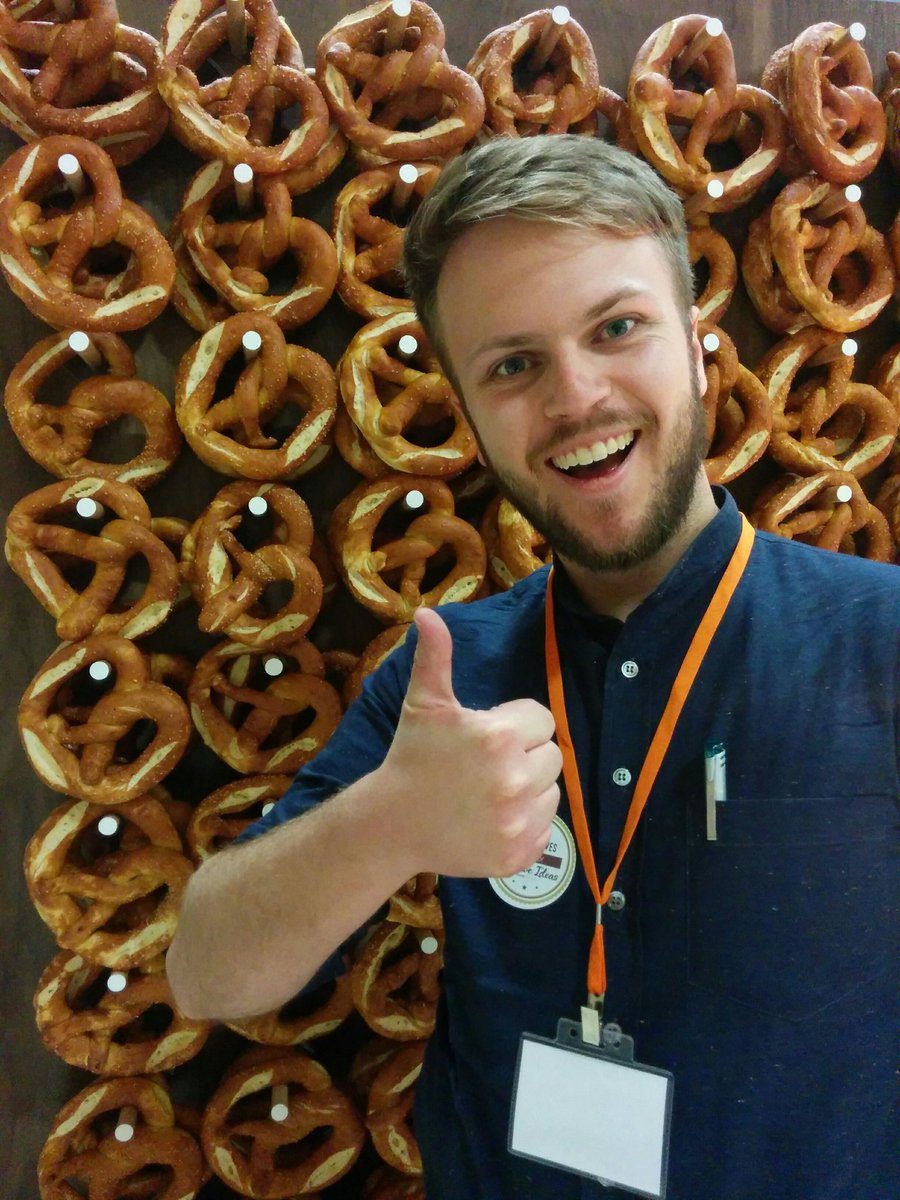 _missroya's tweet image. Lots of fun talking all things #CoLabAB at our #PolicyMatters trade show booth today with @YourAlberta 😁 #wallofpretzels @spencerbeacock