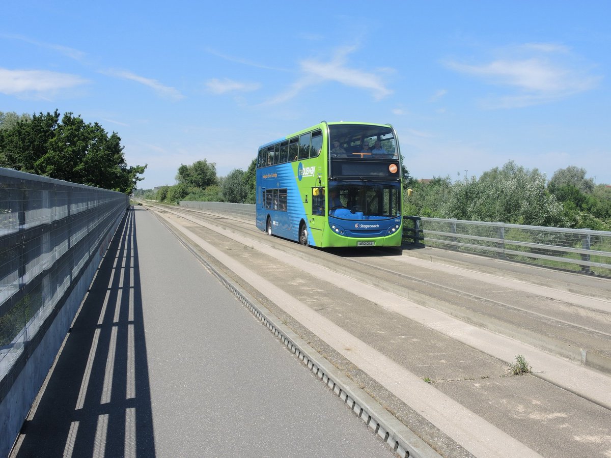 SeimenBurum's tweet photo. Cycling here can be dangerous at times but this bicycle path next to the guided bus tracks between St Ives and #Cambridge was brilliant Very long and very safe @lopcute  #bicycle #safety #busses #speedbus https://t.co/MVr6C2lKgR