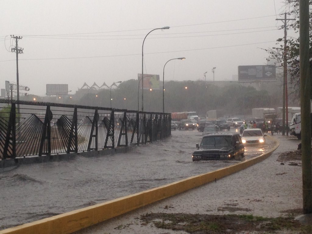 JonathanQuantip's tweet photo. Distribuidor Altamira, rampa de acceso a Av. del Avila 6:08 pm. completamente anegada https://t.co/t1JoedpzAC