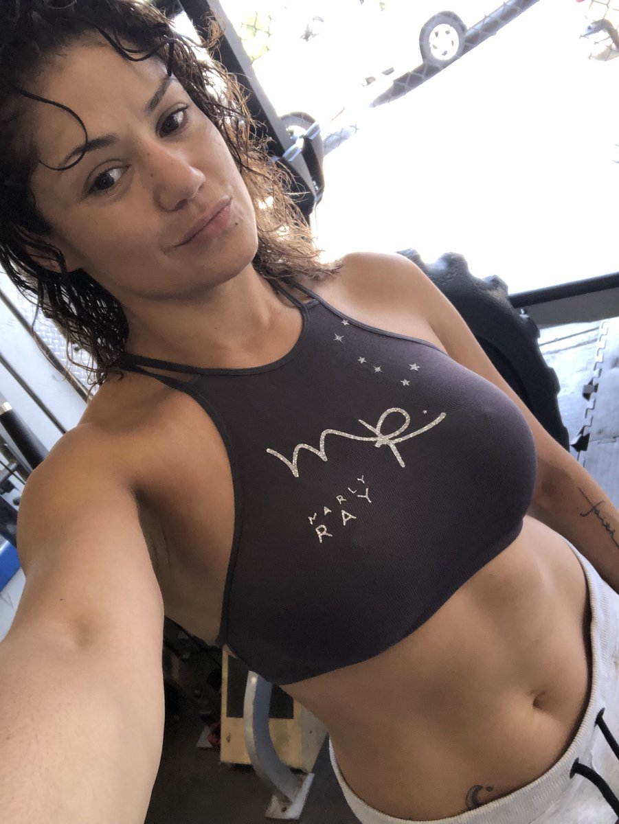 PearlGonzalez's tweet photo. Heyyyy #TeamGonzalez happy hump day!!! Training in my @marlyray today 😍😍♥️ Tag your #WCW 😍
#MarlyRay #PearlGonzalez #Training #MMA #10thplanet #10thplanetfreaks #10planetsandiego #ChicagosPrincess https://t.co/I21X5pW0MX
